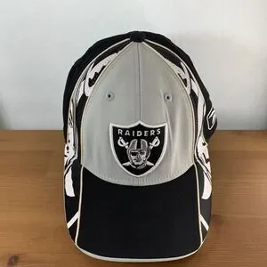 RAIDERS キャップ NFL ロゴ付き Reebok社製 Oakland Raiders NFL-SHIELD Black Fitted Hat by Reebok